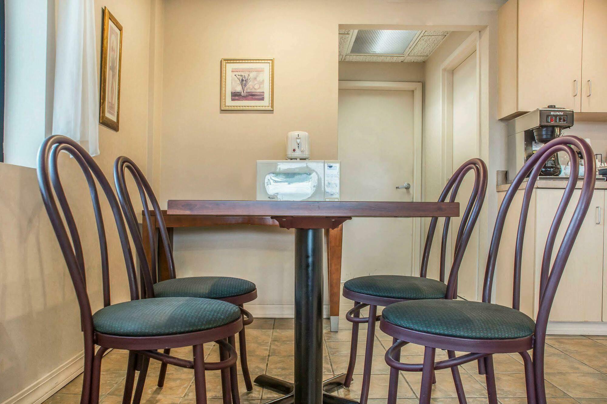 Econo Lodge Dewitt I-90 Ngoại thất bức ảnh